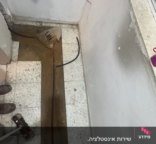 צינור מותקן ברצפה עם כלי עבודה